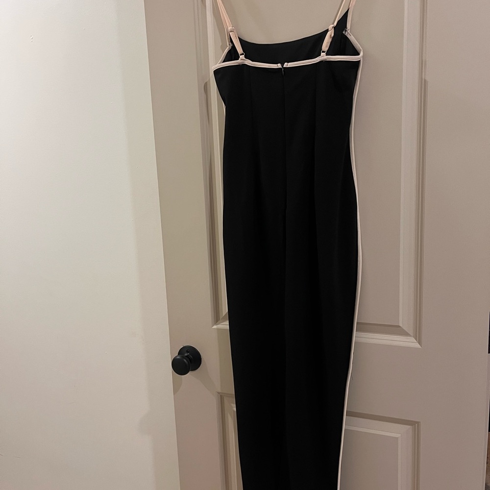 Elegant Black Dress with Cream Accents - Picture 6 of 7